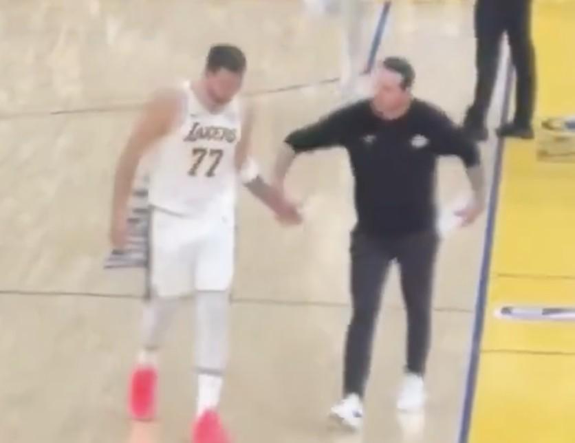 2026世界杯官网-雷迪克与东契奇在湖勇大战疑似发生争吵,后者摊手表达不满