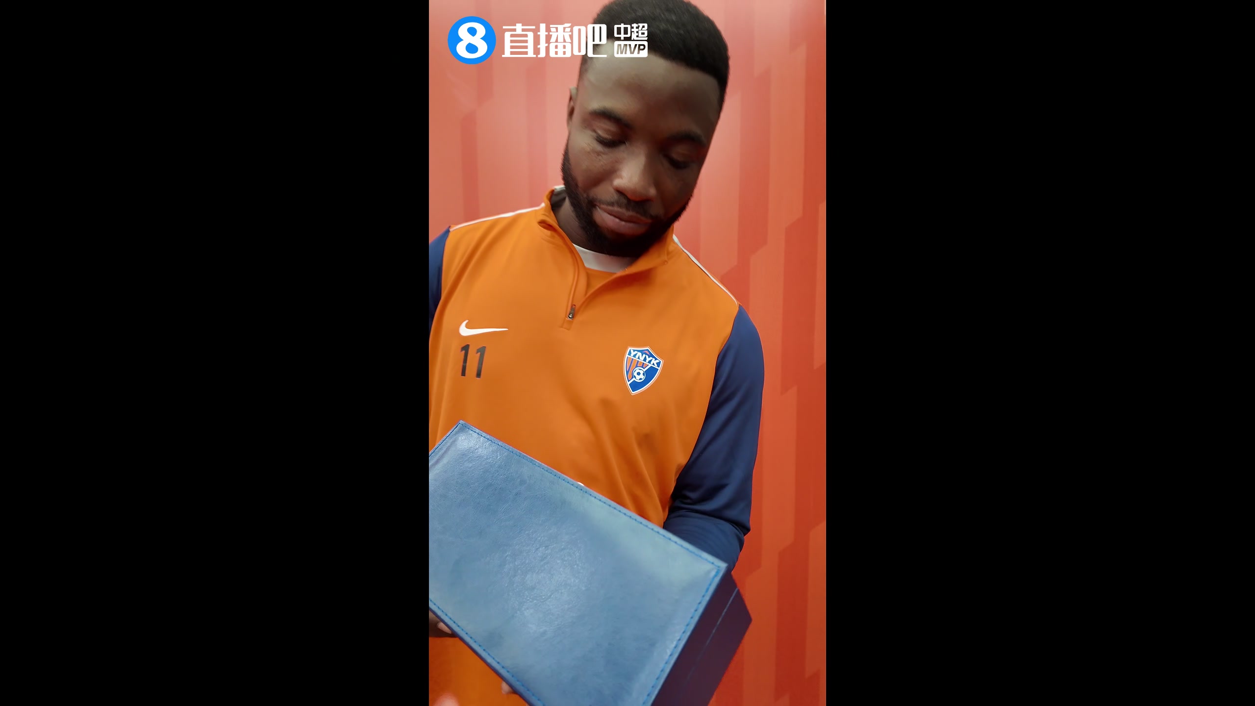 国际足联-挺标准的！奥斯卡接受直播吧颁奖，用中文说：直播吧，快人一步